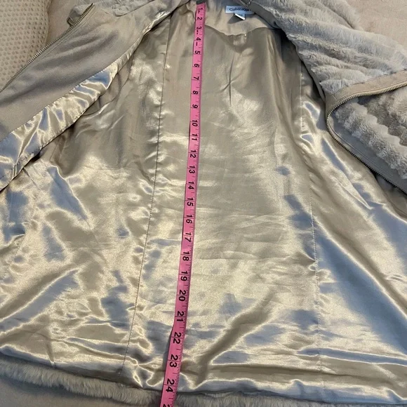 Calvin Klein Women’s faux fur vest - Medium - Picture 5 of 7